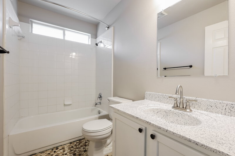 1,825/Mo, 8815 Meadow Spgs Universal City, TX 78148 Bathroom View