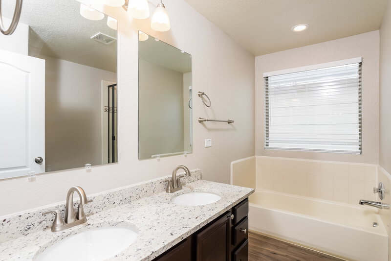 1,795/Mo, 13422 Solar Crst San Antonio, TX 78245 Main Bathroom View