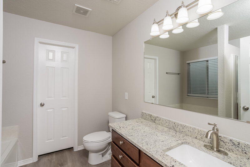 1,960/Mo, 10931 Soogan Trl San Antonio, TX 78245 Main Bathroom View