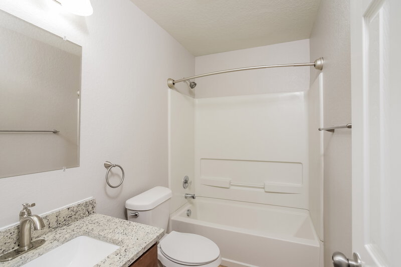 1,960/Mo, 10931 Soogan Trl San Antonio, TX 78245 Bathroom View 2