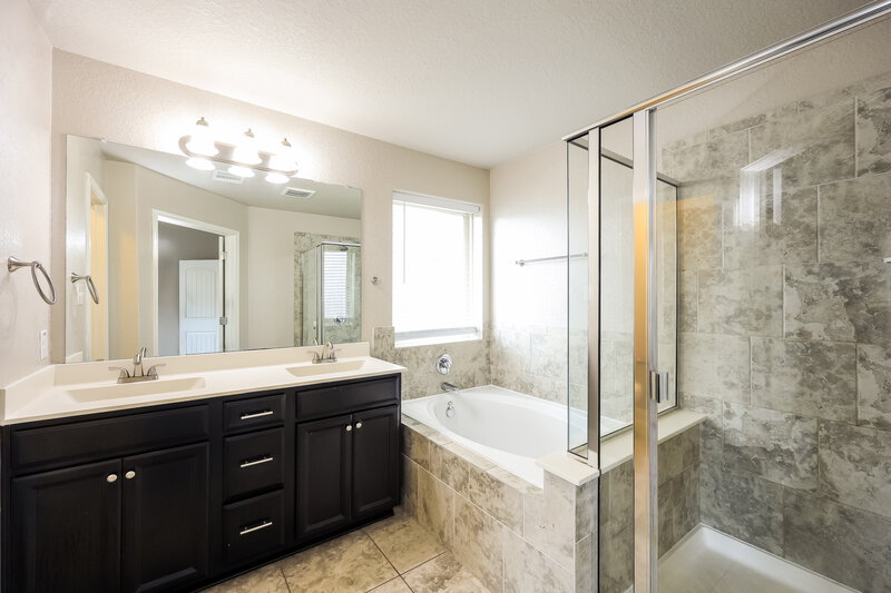 1,630/Mo, 11322 Charismatic San Antonio, TX 78245 Main Bathroom View