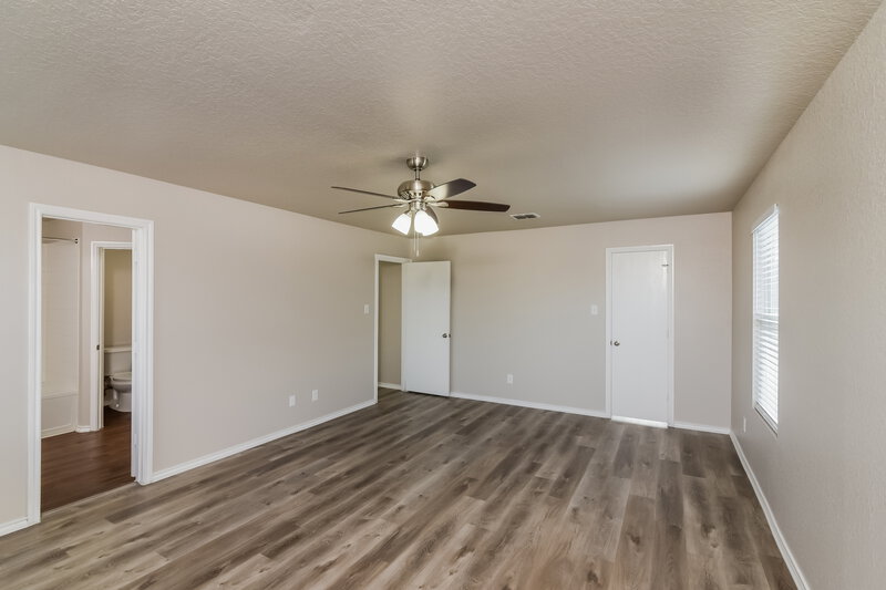 0/Mo, 217 Hinge Loop Cibolo, TX 78108 Main Bedroom View 2