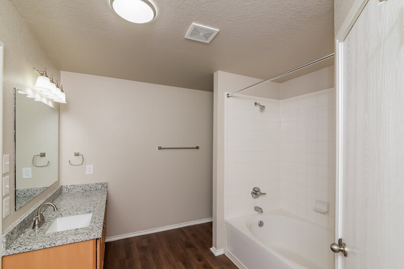 0/Mo, 217 Hinge Loop Cibolo, TX 78108 Main Bathroom View