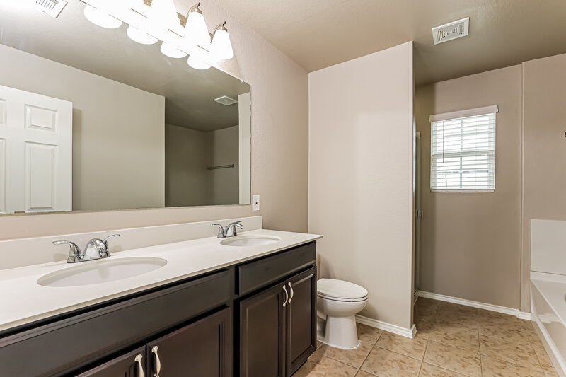 1,890/Mo, 10114 Castello Cyn San Antonio, TX 78254 Main Bathroom View