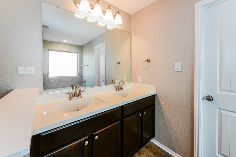 0/Mo, 10219 Waverunner Converse, TX 78109 Main Bathroom View