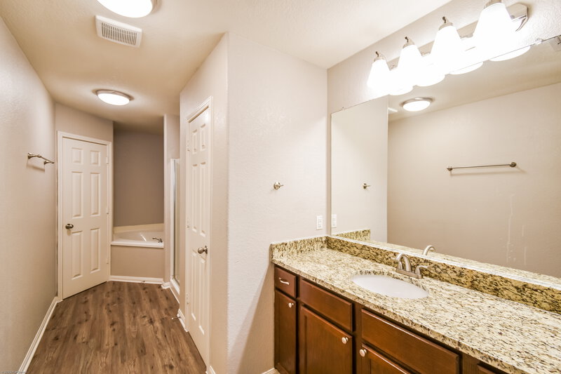 1,800/Mo, 11806 Luckey Vis San Antonio, TX 78252 Main Bathroom View