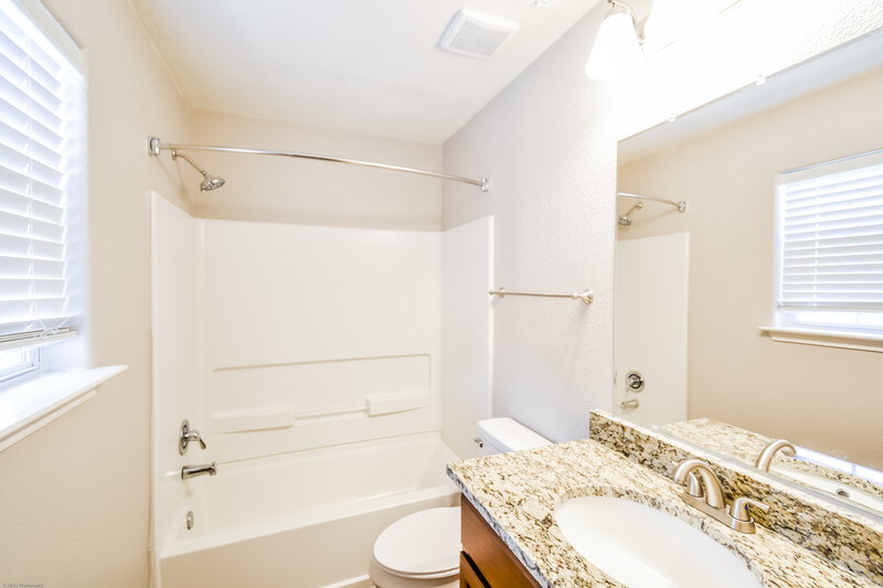 1,800/Mo, 11806 Luckey Vis San Antonio, TX 78252 Bathroom View