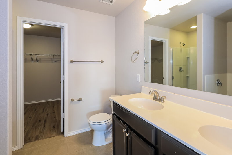 2,330/Mo, 10103 Reyes Hts San Antonio, TX 78254 Main Bathroom View