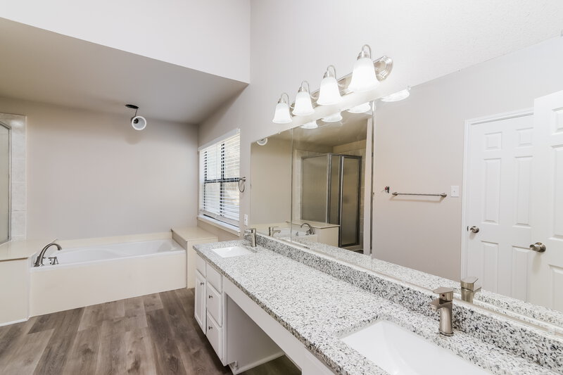 2,355/Mo, 9710 Spring Harvest San Antonio, TX 78254 Main Bathroom View