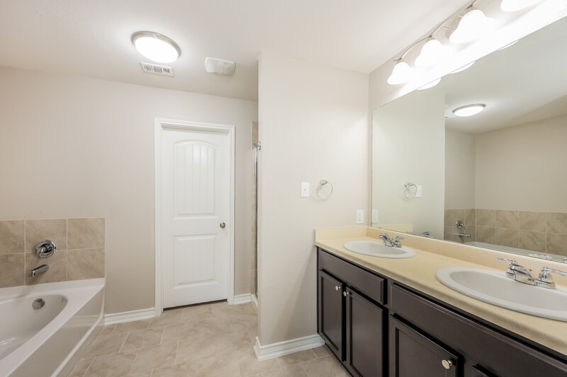 2,740/Mo, 15429 Bobwhite Quail San Antonio, TX 78253 Main Bathroom View