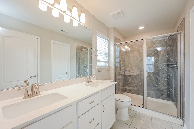 1,865/Mo, 14619 Jocasta Dr San Antonio, TX 78245 Main Bathroom View