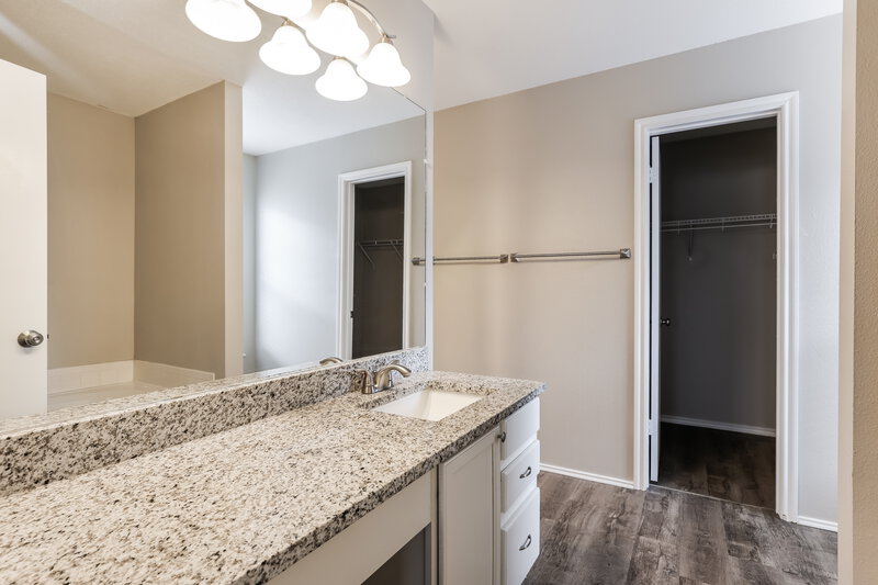 1,925/Mo, 8138 Cherry Glade Converse, TX 78109 Main Bathroom View 2