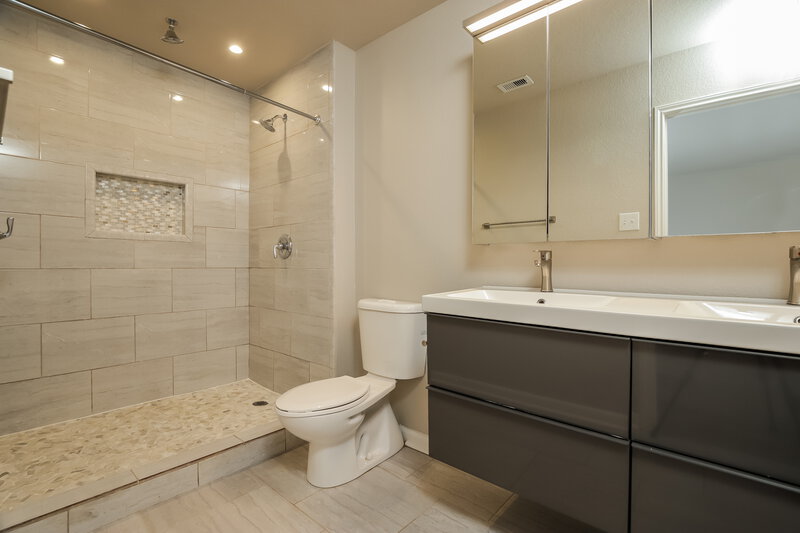 2,265/Mo, 21011 Foothill Pne San Antonio, TX 78259 Main Bathroom View