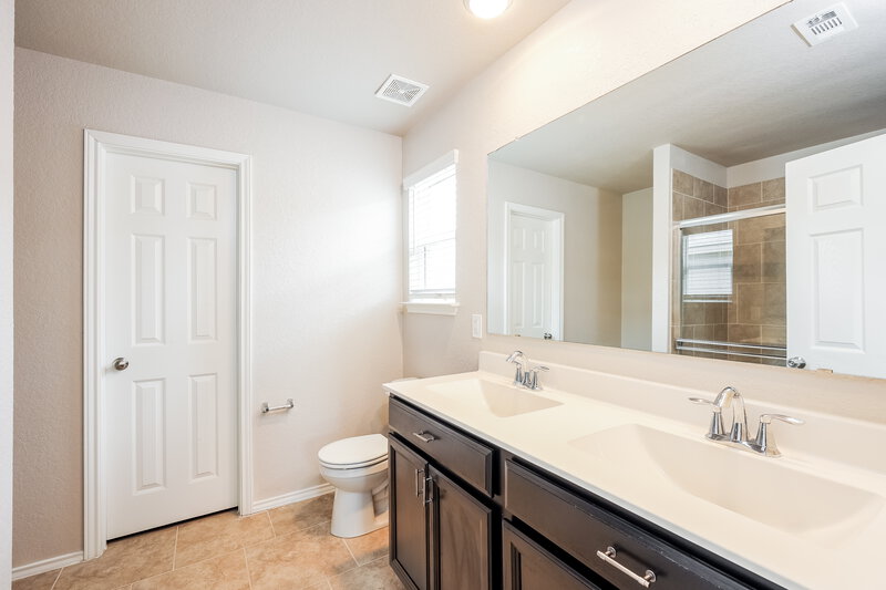 2,290/Mo, 10807 Balmorhea San Antonio, TX 78252 Main Bathroom View