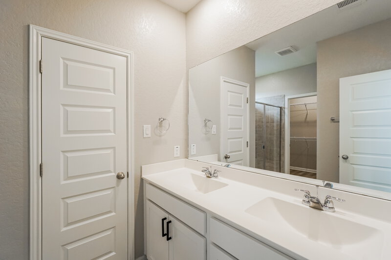 1,980/Mo, 9410 Novacek Blvd San Antonio, TX 78254 Main Bathroom View