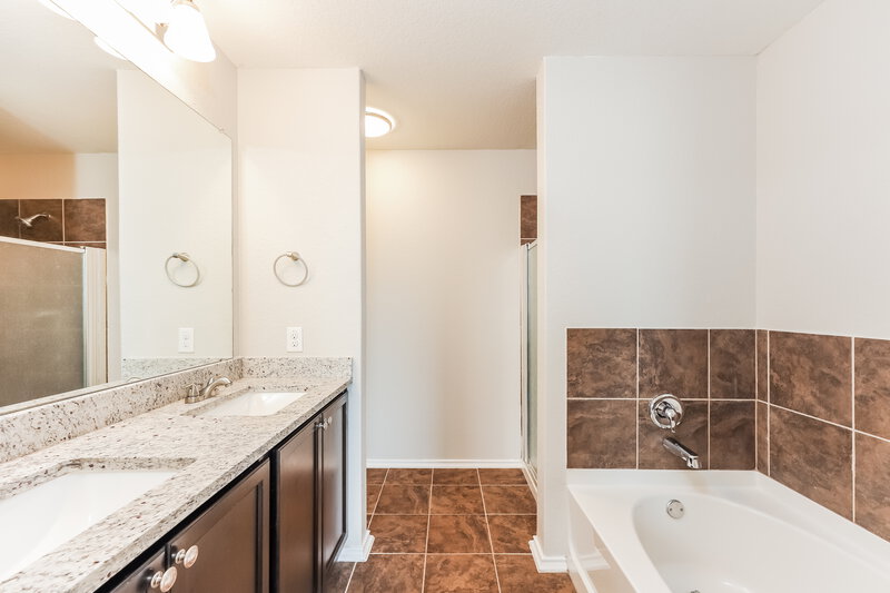0/Mo, 13827 Sonora Vly San Antonio, TX 78254 Main Bathroom View