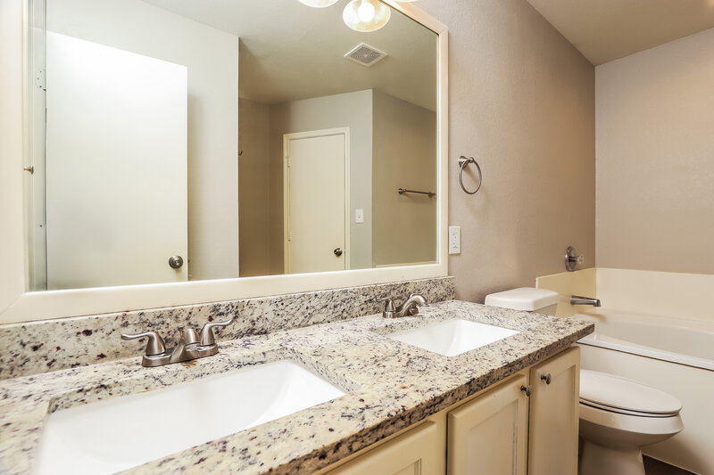 1,990/Mo, 2634 Gato del Sol San Antonio, TX 78245 Main Bathroom View