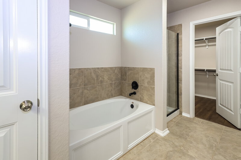 0/Mo, 11604 Hidden Ter San Antonio, TX 78245 Main Bathroom View