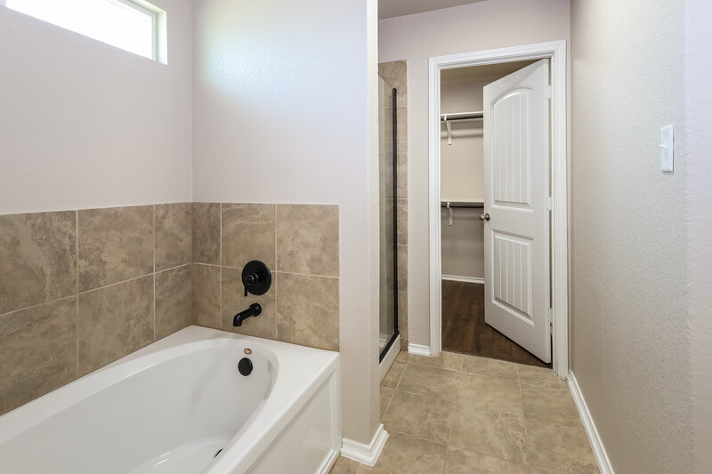 0/Mo, 11604 Hidden Ter San Antonio, TX 78245 Main Bathroom View 2