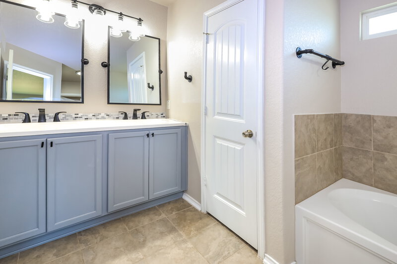 0/Mo, 11604 Hidden Ter San Antonio, TX 78245 Bathroom View