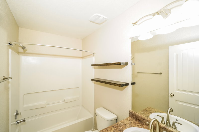 1,890/Mo, 1037 Sandwell Ct Seguin, TX 78155 Main Bathroom View