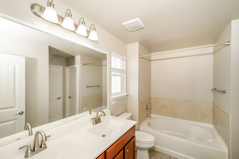 2,105/Mo, 1331 Swan Ct San Antonio, TX 78245 Main Bathroom View