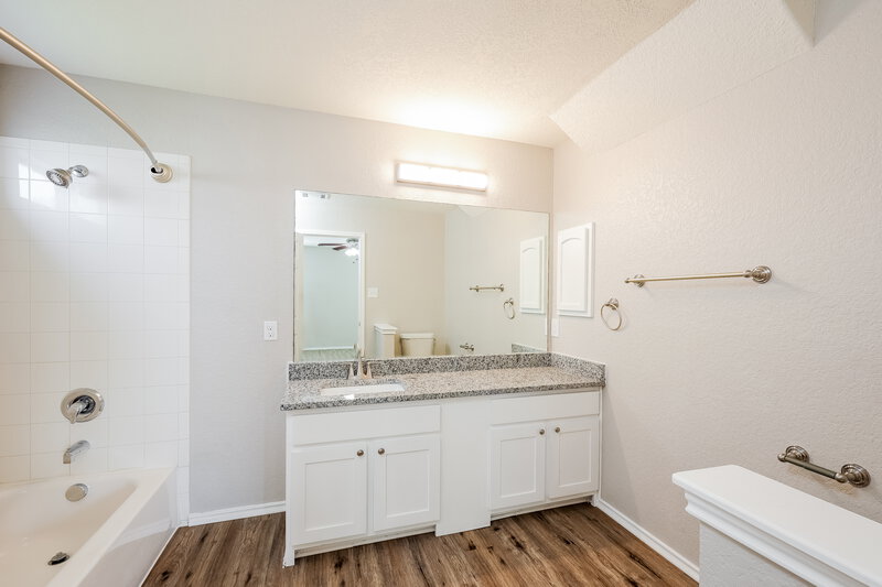 2,320/Mo, 11742 Wayward Daisy San Antonio, TX 78245 Main Bathroom View