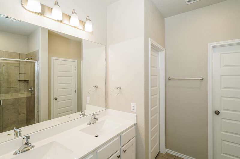 2,050/Mo, 2505 Hiddenbrooke Trce Seguin, TX 78155 Main Bathroom View