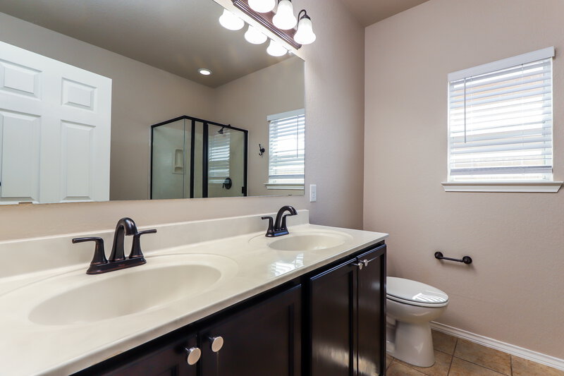 1,975/Mo, 659 Trinity Mdw San Antonio, TX 78260 Main Bathroom View