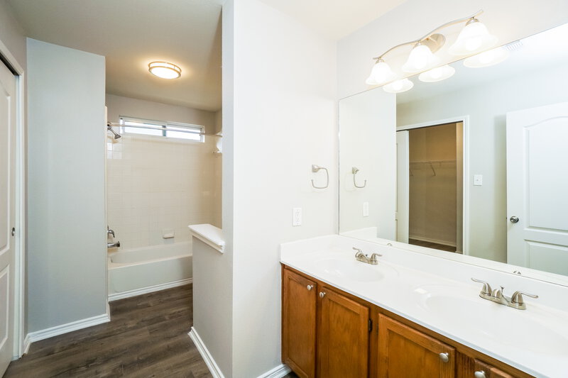 1,740/Mo, 10502 Marigold Bay San Antonio, TX 78254 Main Bathroom View