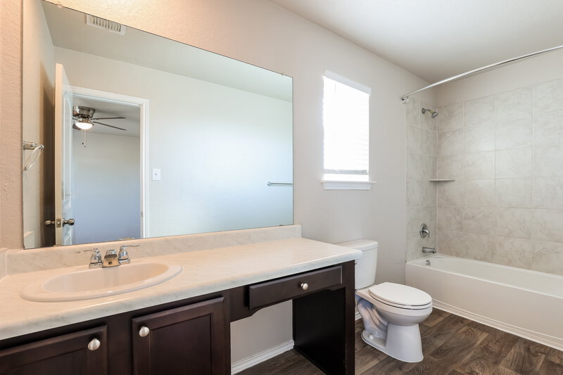 1,710/Mo, 4222 Toledo Mist San Antonio, TX 78222 Main Bathroom View