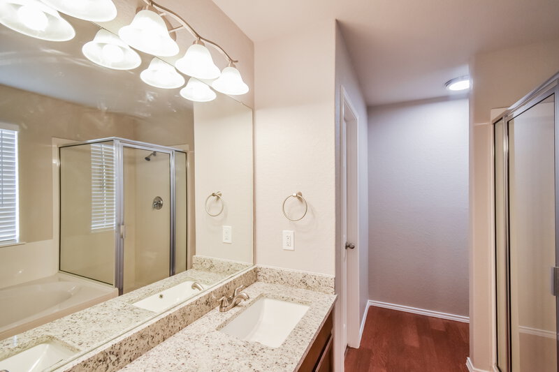 1,980/Mo, 247 Limestone Crk New Braunfels, TX 78130 Main Bathroom View