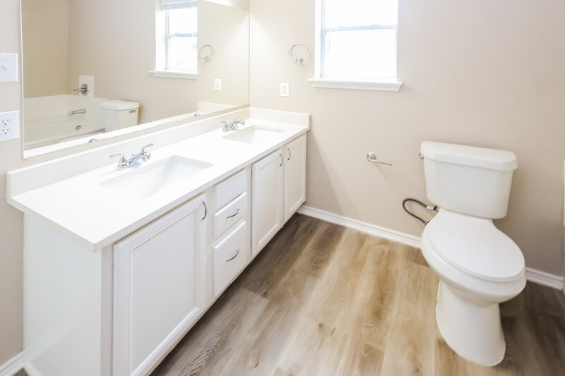 2,085/Mo, 2214 Mobeetie Trl San Antonio, TX 78245 Main Bathroom View
