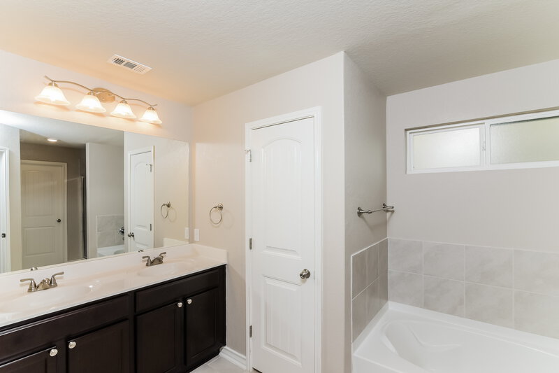 2,010/Mo, 9641 Holly Patch San Antonio, TX 78254 Main Bathroom View