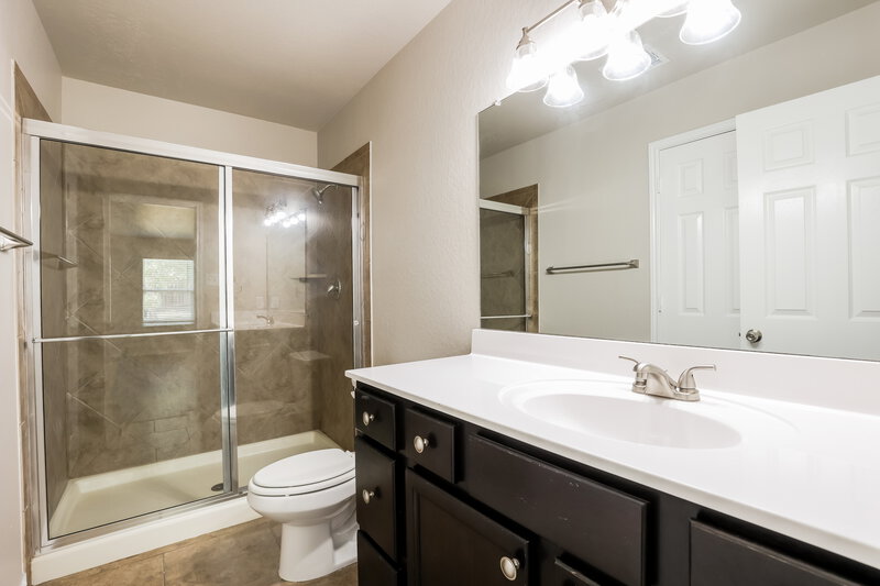 1,995/Mo, 11519 N Peak San Antonio, TX 78245 Main Bathroom View