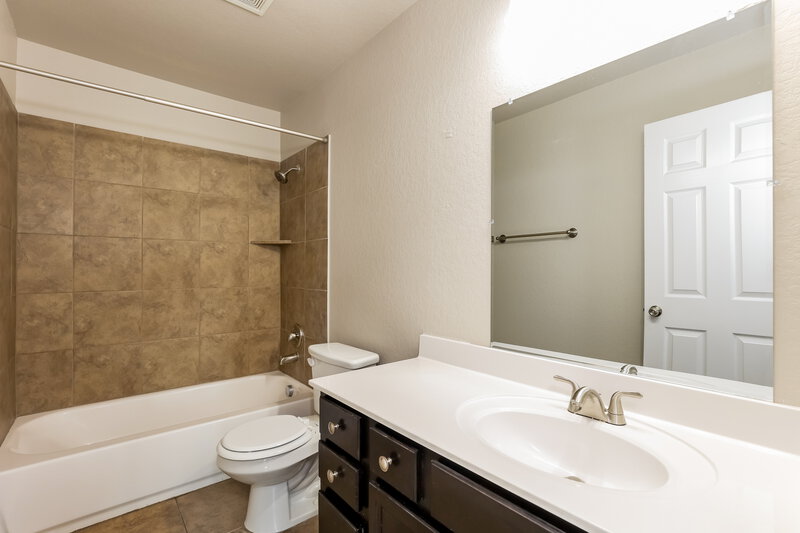 1,995/Mo, 11519 N Peak San Antonio, TX 78245 Bathroom View