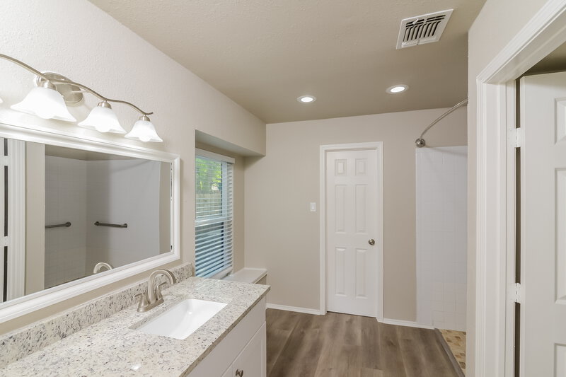 1,960/Mo, 9339 Autumn Sun San Antonio, TX 78254 Main Bathroom View