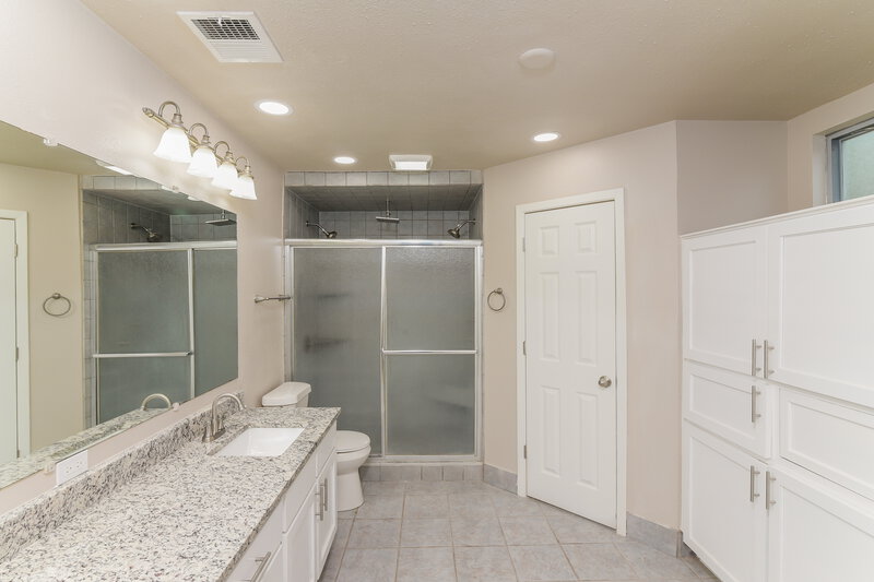 2,030/Mo, 9527 Autumn Breeze San Antonio, TX 78254 Main Bathroom View