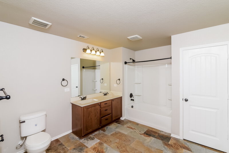 1,815/Mo, 1319 Blue Jay Ct San Antonio, TX 78245 Main Bathroom View