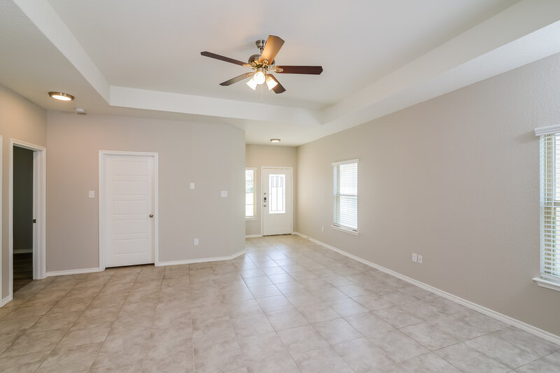 1,950/Mo, 116 Deer Blf San Antonio, TX 78253 Living Room View