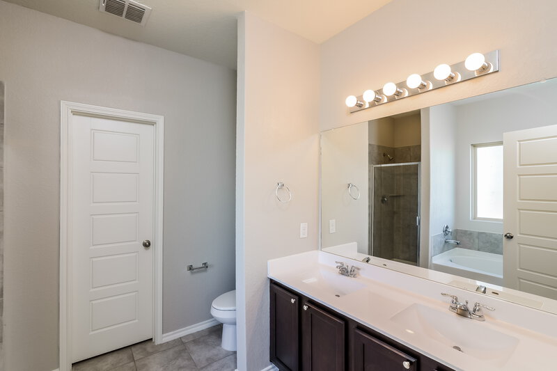 1,950/Mo, 116 Deer Blf San Antonio, TX 78253 Bathroom View
