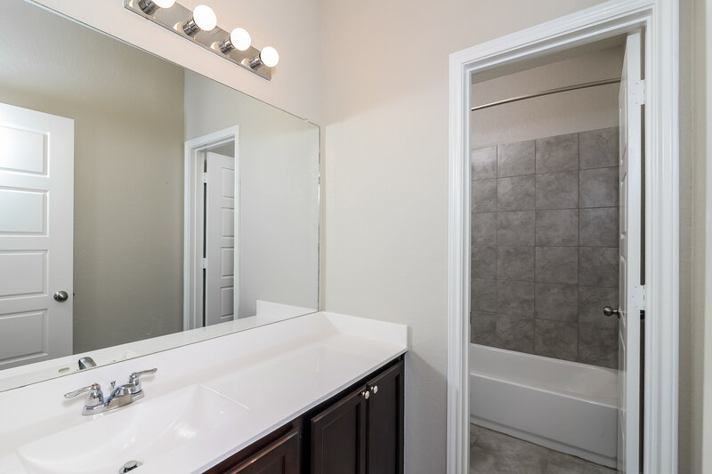 1,950/Mo, 116 Deer Blf San Antonio, TX 78253 Bathroom View 2