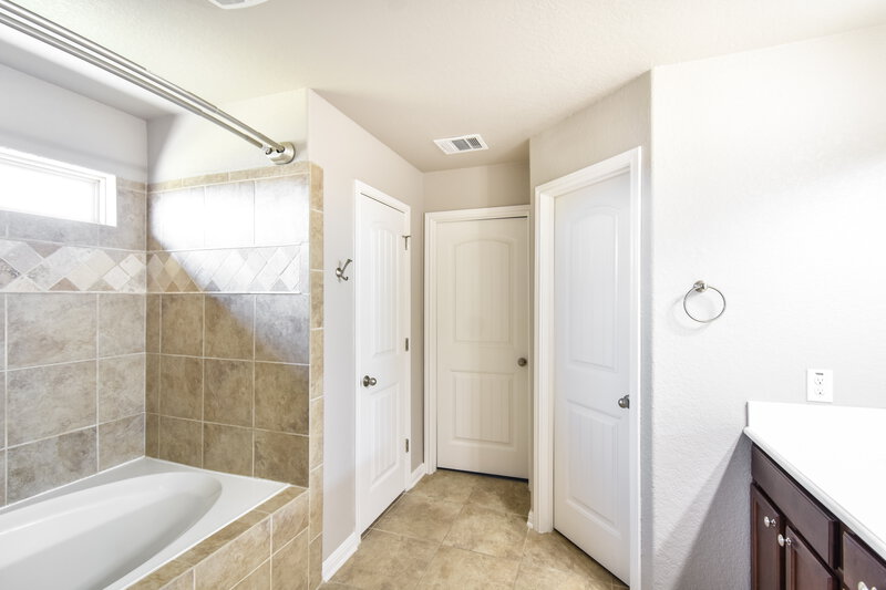 2,265/Mo, 11122 Bedazzled San Antonio, TX 78245 Main Bathroom View