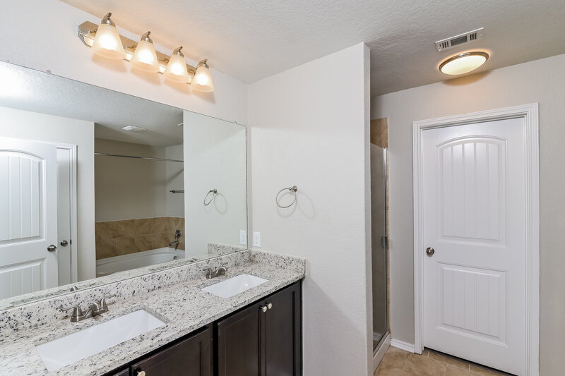 1,695/Mo, 14014 Tyler Pt San Antonio, TX 78254 Main Bathroom View