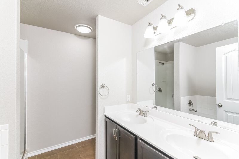 1,680/Mo, 11519 Verde Bnd San Antonio, TX 78245 Main Bathroom View