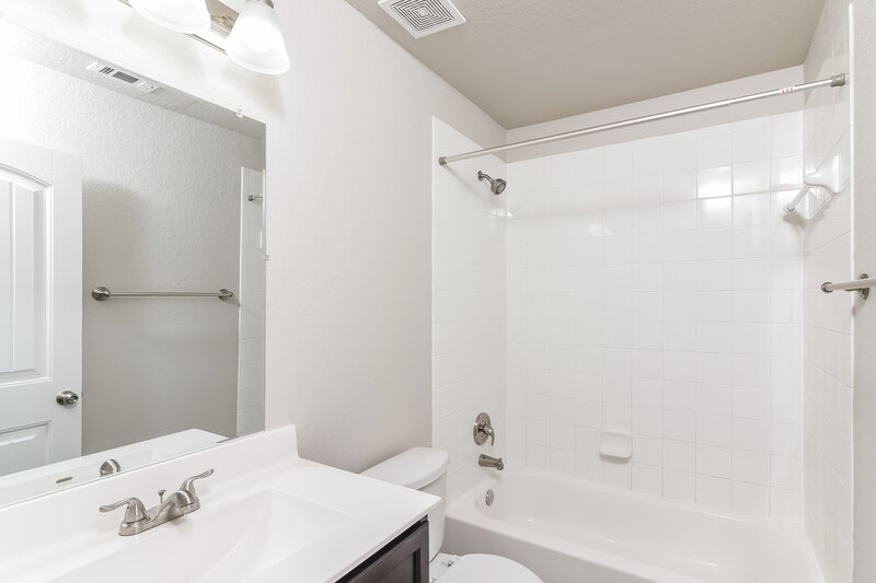 1,680/Mo, 11519 Verde Bnd San Antonio, TX 78245 Bathroom View