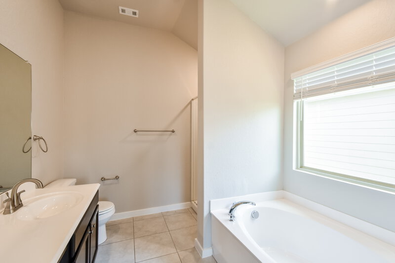 1,695/Mo, 7807 Tejas Plano Dr San Antonio, TX 78222 Main Bathroom View