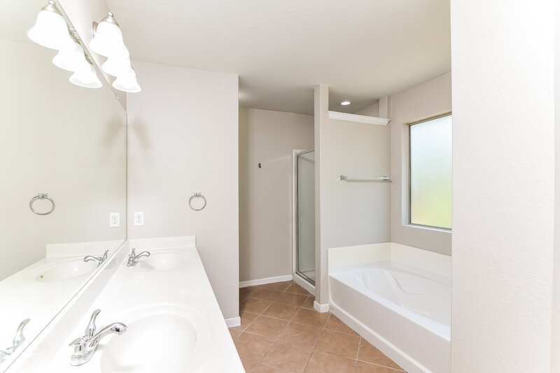 2,025/Mo, 10607 Bayhill Den San Antonio, TX 78245 Main Bathroom View