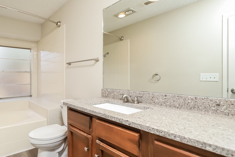 2,650/Mo, 16118 Rocky Crk San Antonio, TX 78247 Main Bathroom View