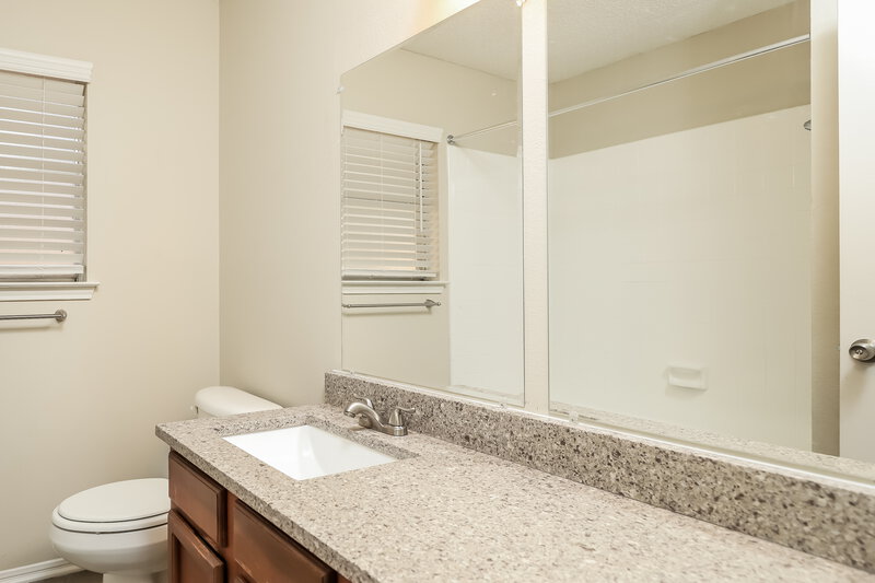 2,650/Mo, 16118 Rocky Crk San Antonio, TX 78247 Bathroom View